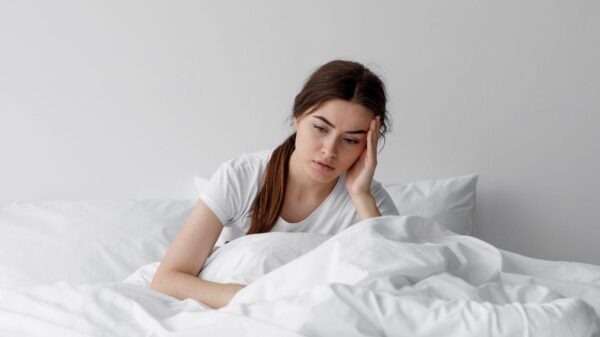 Imagem de uma mulher cansada na cama