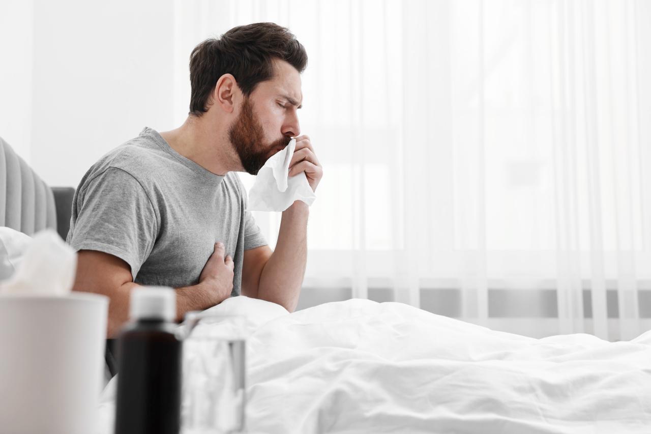 Tosse persistente acompanhada de febre e falta de ar pode indicar pneumonia