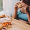 Uma alimentação rica em fibras e gorduras saudáveis pode contribuir para reduzir o colesterol LDL