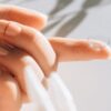 Usa lentes de contato? veja erros que podem causar problemas nos olhos