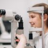 Foto mostra uma médica oftalmologista fazendo exame de visão em uma criança.