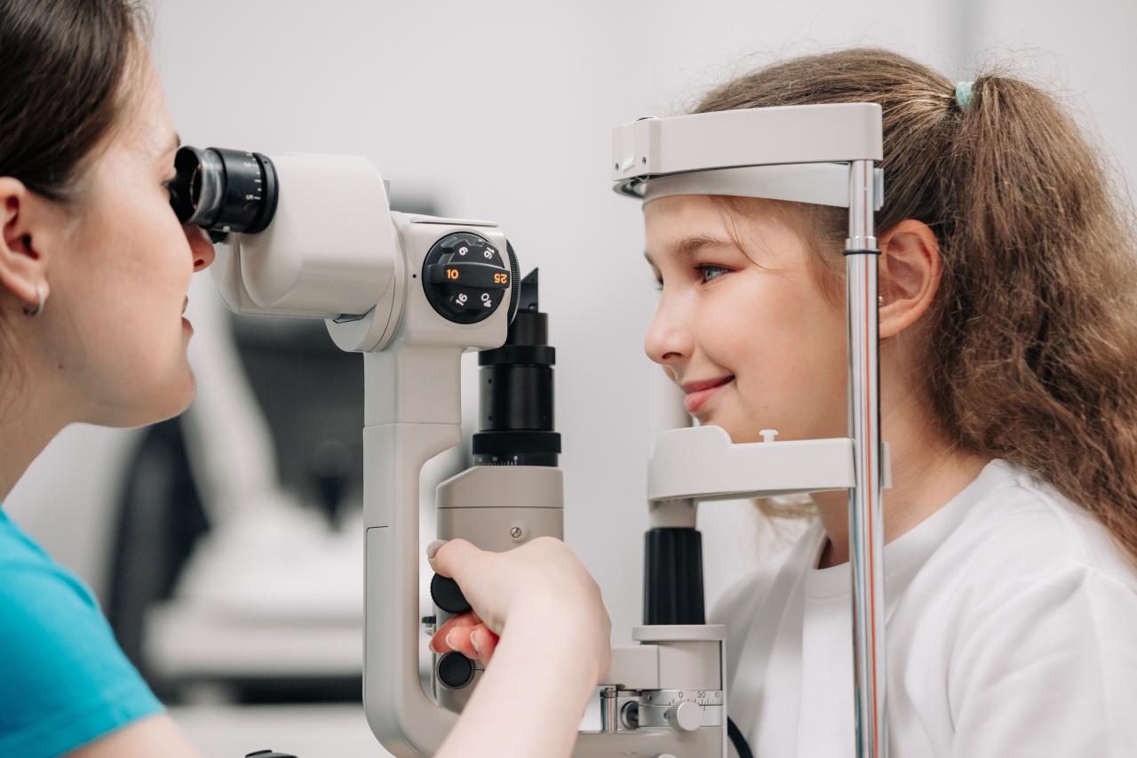 Foto mostra uma médica oftalmologista fazendo exame de visão em uma criança.