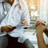 Homem sentado no consultório participando de consulta médica.