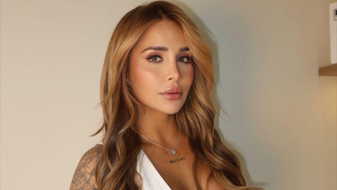 Influenciadora Bruna Rotta. Mulher branca, cabelo claro, usando blusa branca.