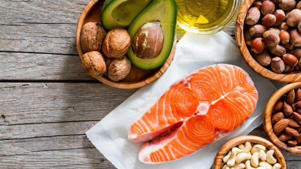 Imagem de uma mesa com diferentes alimentos