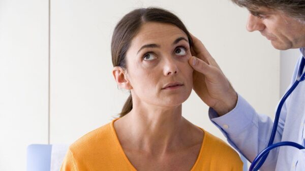 Imagem de um médico examinando os olhos de uma paciente