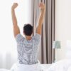 Esticar o corpo ao acordar pode fazer mal? Veja quando o hábito preocupa