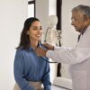 Imagem de uma mulher sendo examinada por um médico
