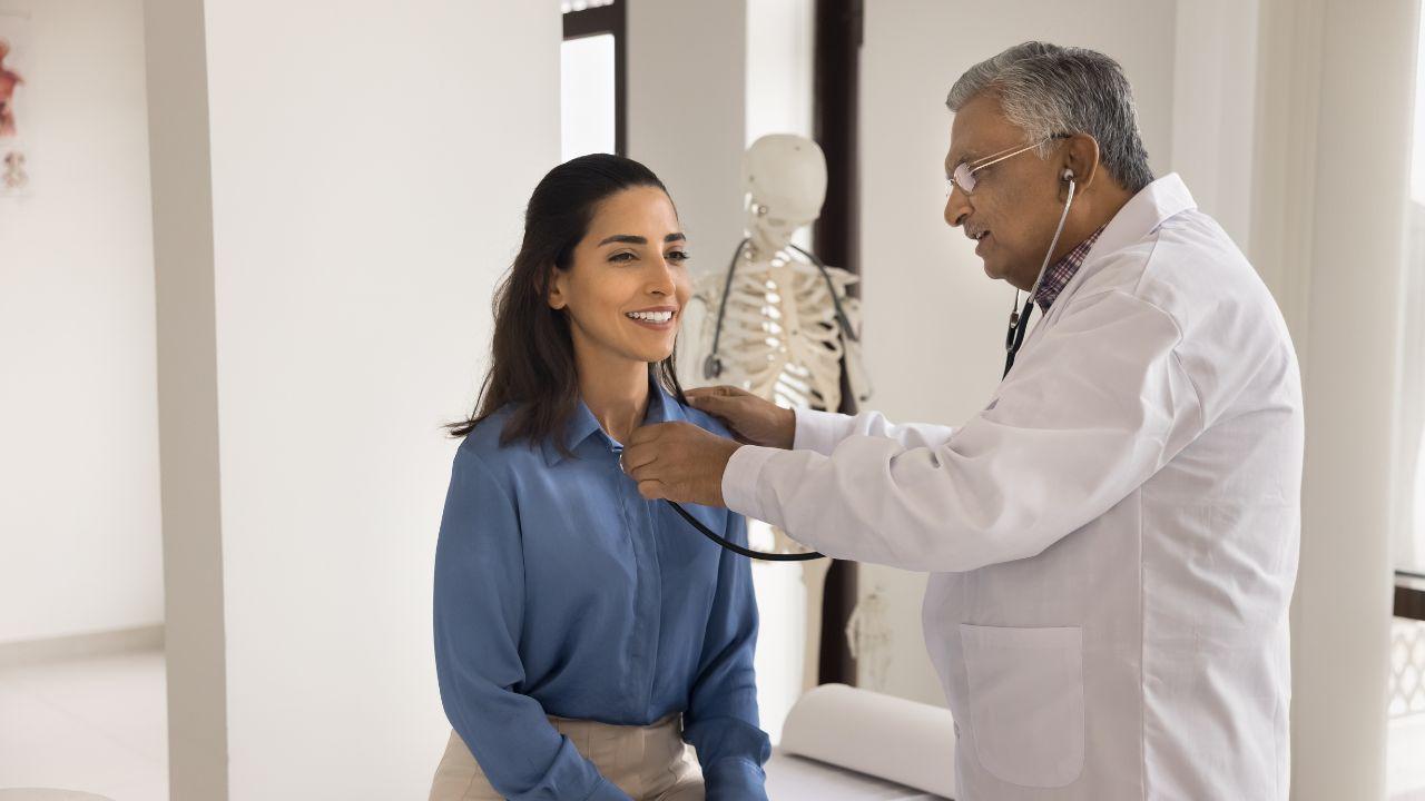 Imagem de uma mulher sendo examinada por um médico