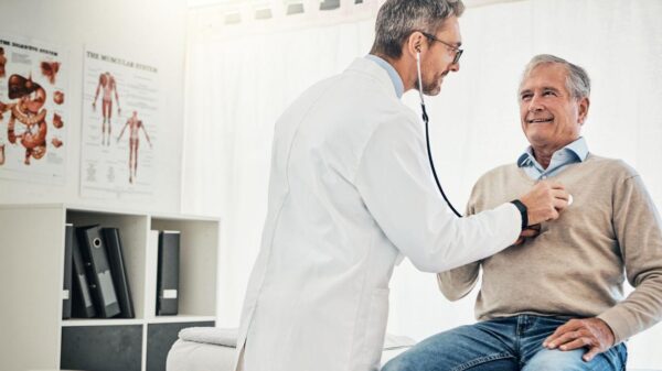 Imagem de um médico examinando o coração de um idoso