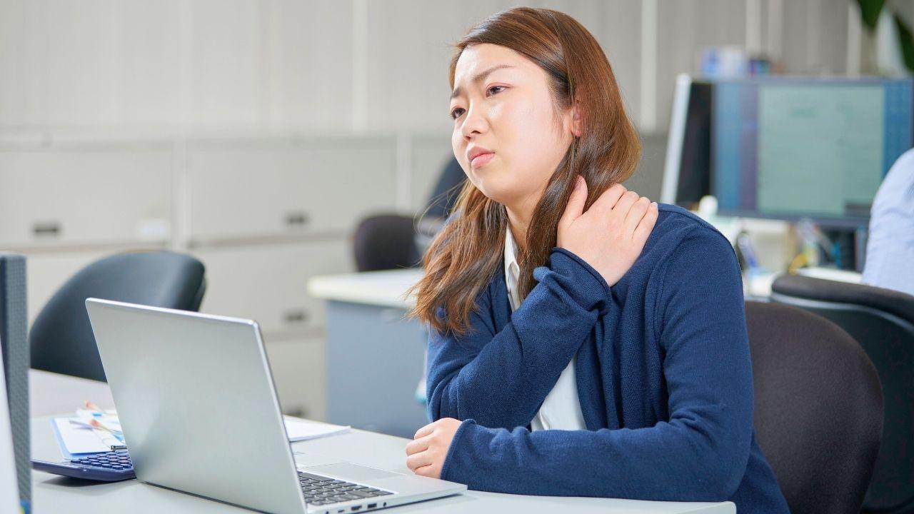 Ombro congelado afeta mais mulheres após os 40 anos; conheça os sintomas