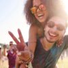 Imagem de um homem e uma mulher se divertindo em um festival