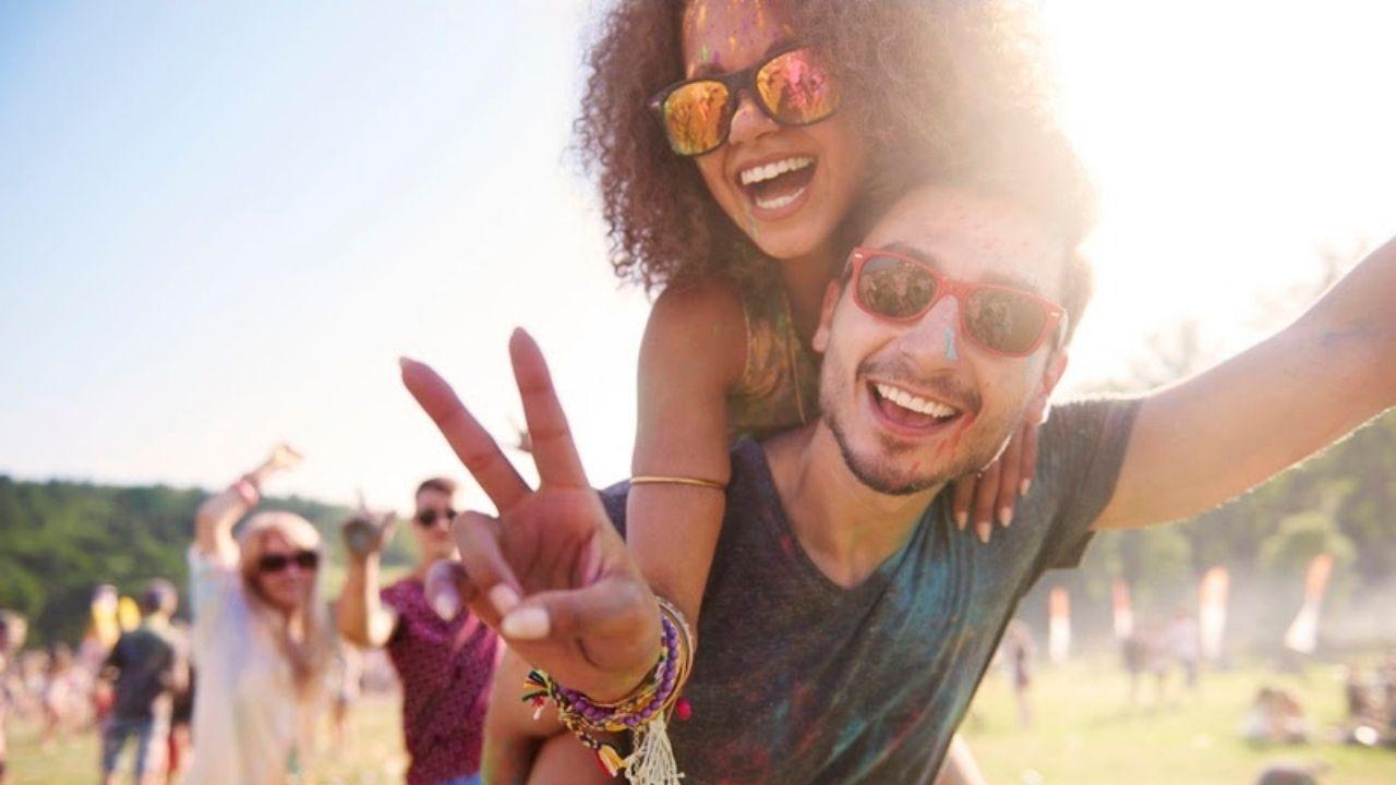 Imagem de um homem e uma mulher se divertindo em um festival