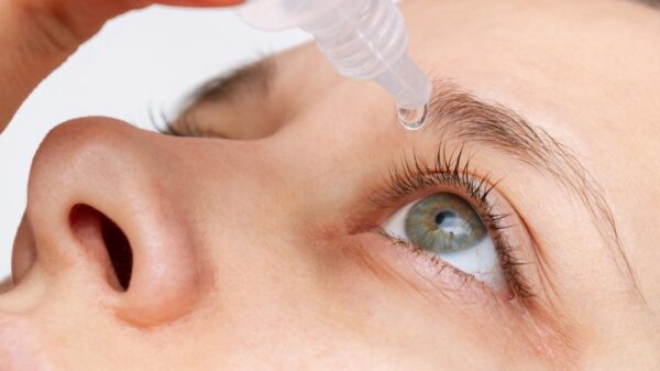 Soro fisiológico nos olhos: saiba quando é seguro e quando evitar