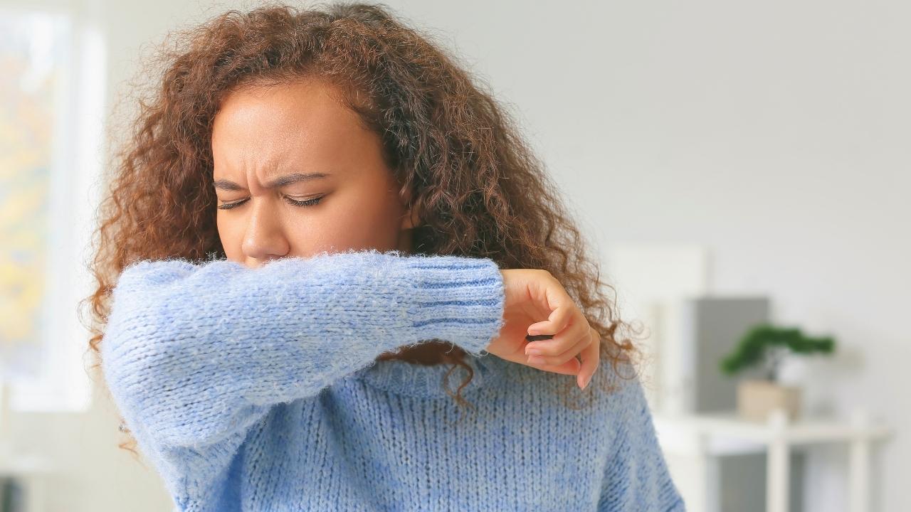 Tosse que não passa pode ser alerta; entenda os sinais de risco