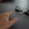 Visão embaçada de repente? Veja causas, sinais e quando procurar ajuda
