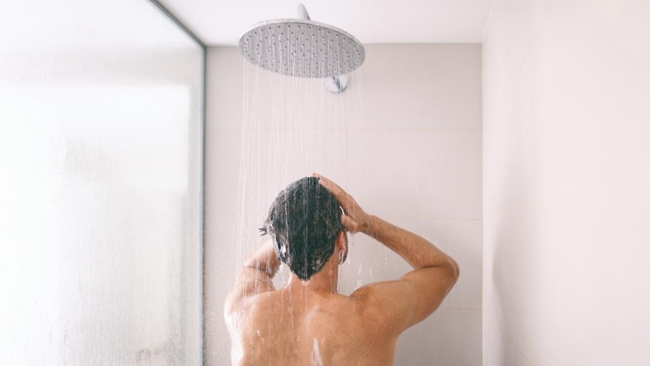 Banho gelado ajuda na circulação? Médico alerta para mitos e verdades