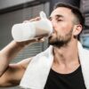 Comer muita proteína prejudica o intestino? Especialista explica