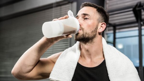 Comer muita proteína prejudica o intestino? Especialista explica