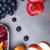 Imagem de frutas vermelhas em cima de uma mesa