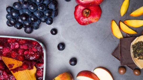 Imagem de frutas vermelhas em cima de uma mesa