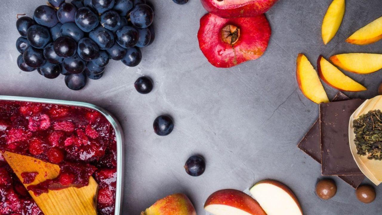Imagem de frutas vermelhas em cima de uma mesa