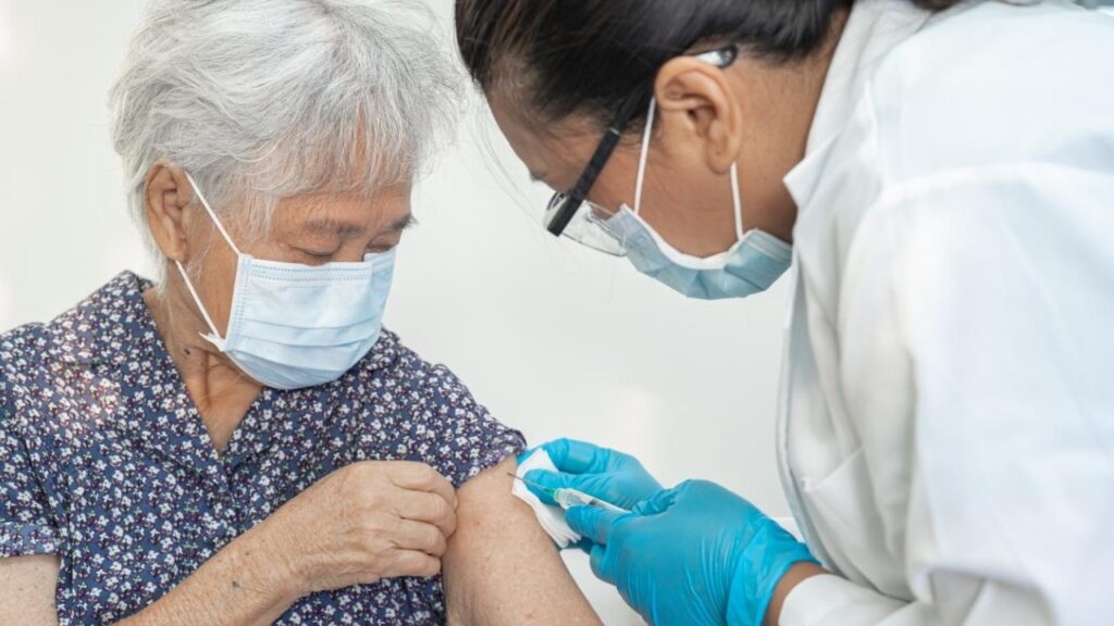 Nova vacina do SUS amplia proteção contra pneumonia após os 85 anos