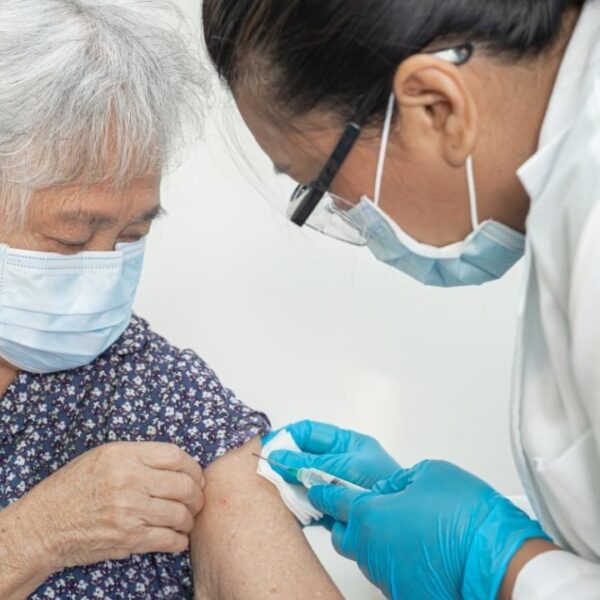 Nova vacina do SUS amplia proteção contra pneumonia após os 85 anos