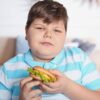 Obesidade infantil: 5 cuidados que ajudam a mudar os hábitos das crianças
