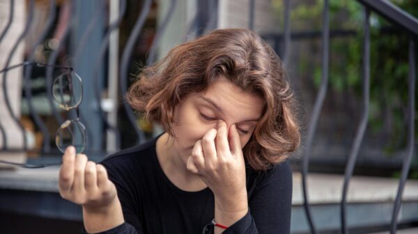 Imagem de uma mulher coçando os olhos