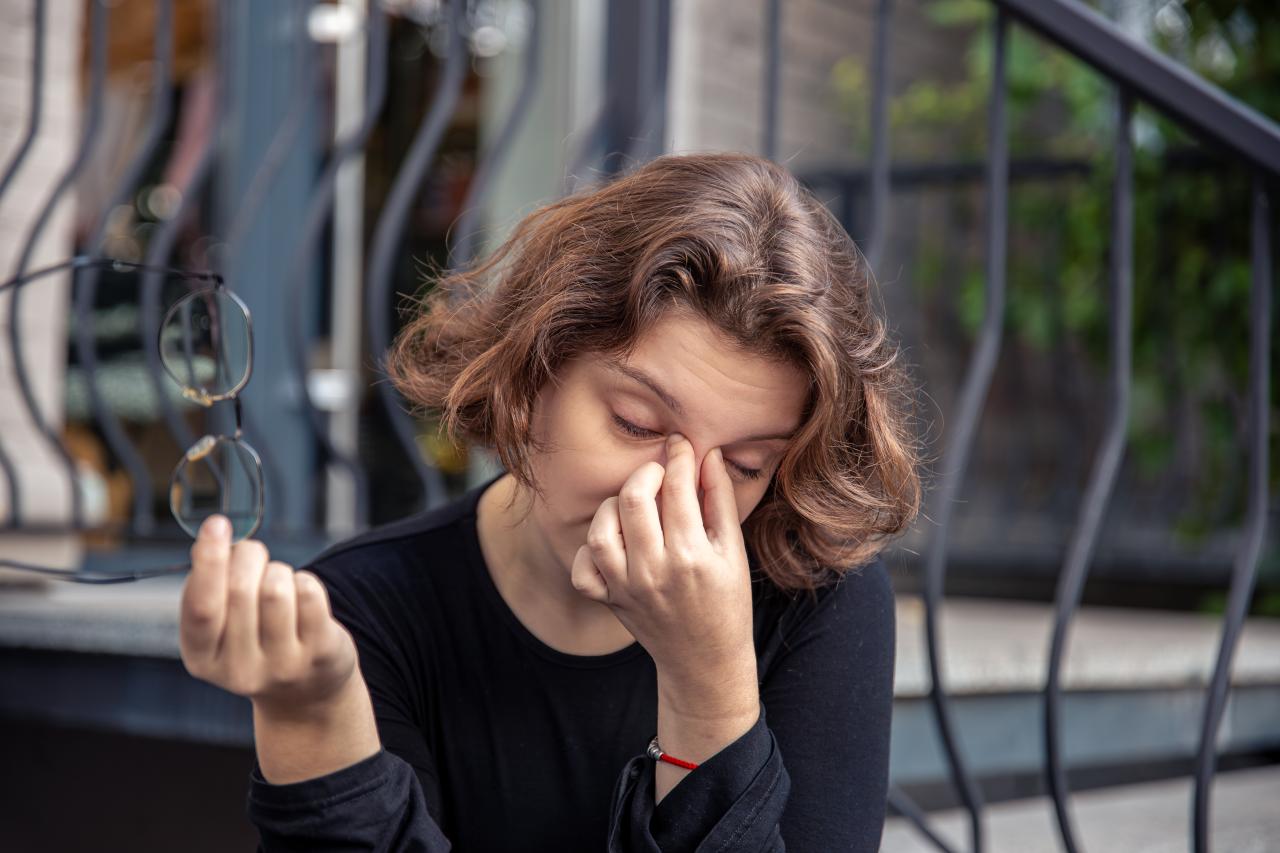 Imagem de uma mulher coçando os olhos