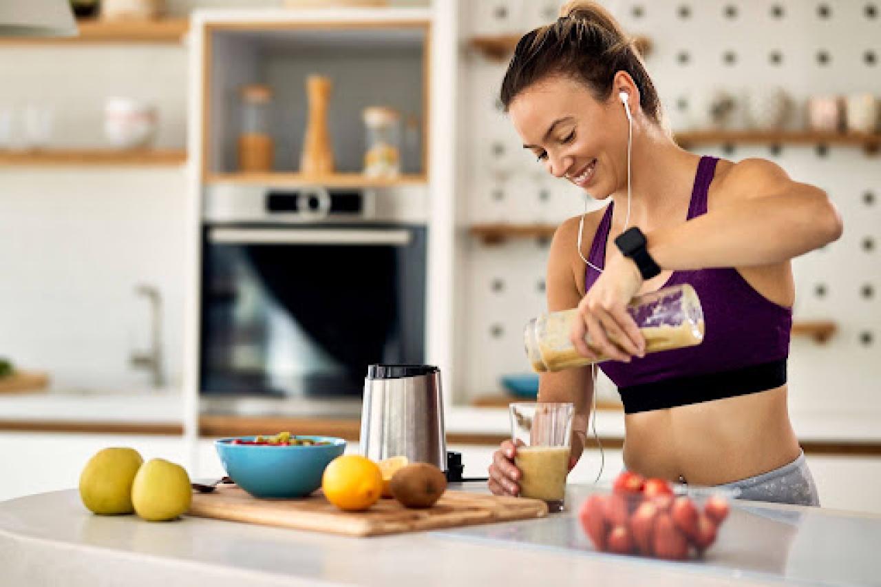 Imagem de uma mulher preparando uma bebida proteica