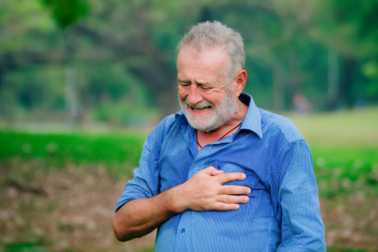 Reconhecer os sintomas e buscar atendimento rapidamente é fundamental em casos de suspeita de infarto
