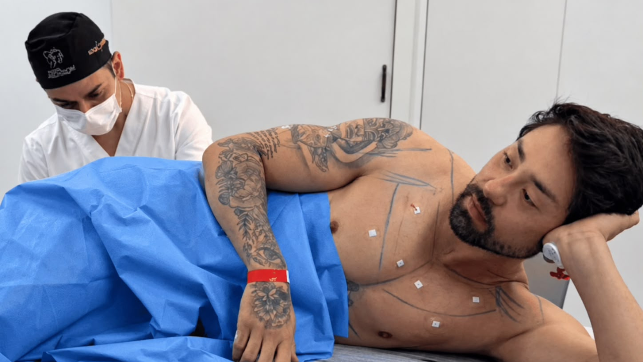 : Rico Melquiades durante procedimento realizado pelo médico Chris Lima