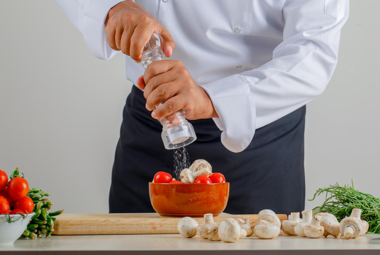 Imagem de uma pessoa colocando sal na comida