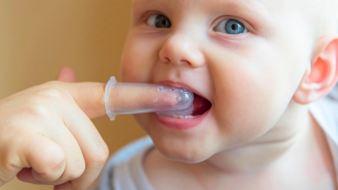 Saúde bucal do bebê: como cuidar antes e depois do primeiro dente