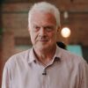 Foto mostra o apresentador Pedro Bial. Homem idoso, com cabelo branco, usando camisa azul-clara.