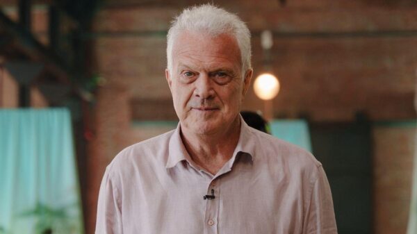 Foto mostra o apresentador Pedro Bial. Homem idoso, com cabelo branco, usando camisa azul-clara.