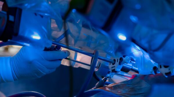 Foto mostra uma cirurgia robótica sendo feita.