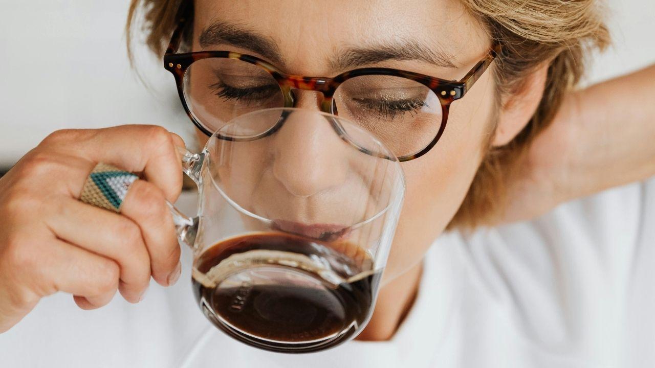 Quanto café é demais? Entenda o limite de cafeína e os sinais de excesso
